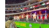 Abuchean a Grupo Firme durante el Monday Night Football en el estadio Azteca