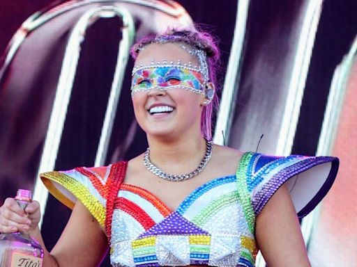 'What a Wonderful Role Model': JoJo Siwa Gets Backlash After Revealing Her Grandma Encouraged the Singer to Take Shots Onstage