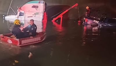 VIDEO Bomberos rescatan a 2 policías de Cuautitlán Izcalli atrapados en su patrulla por la lluvia