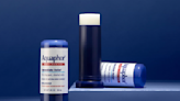 El bálsamo Aquaphor en barra con aceite de aguacate que rescatará tu piel seca o irritada y durará bastante