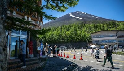 富士山登山季結束 當局祭管制通宵攻頂登山客銳減