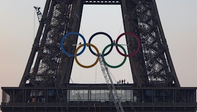 Olympische Ringe am Eiffelturm angebracht