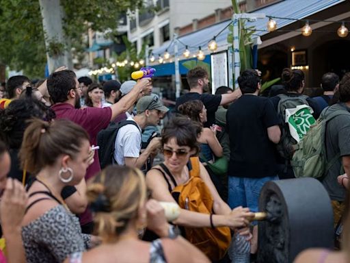 “¡Váyanse a sus casas!”: Españoles protestan contra turistas en Barcelona - La Tercera