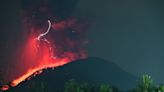 Centenas de pessoas são evacuadas devido a erupção vulcânica na Indonésia