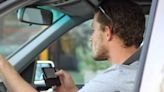 開車滑手機危險如同酒駕，研究：免持通話一樣糟糕