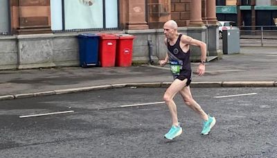 Tommy Hughes corre un maratón en 2h36 con 64 años