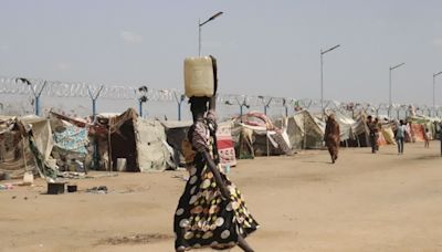 Bajo estrés bélico, los refugiados se agolpan por una garrafa de agua en Sudán del Sur