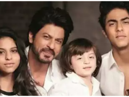 Shah Rukh Khan's dad moments are the cutest thing on the internet today: video inside | Hindi Movie News - Times of India