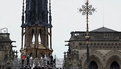 Notre Dame luce de nuevo su emblemática cruz mientras se acerca su fecha de reapertura