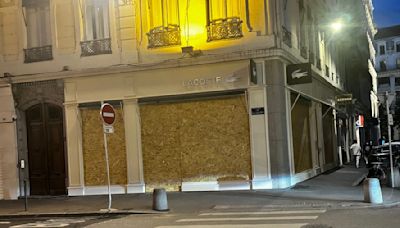 Las tiendas se atrincheran en Francia por miedo a las protestas ante la probable victoria de Marine Le Pen