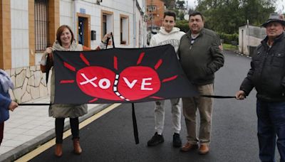 La protesta de los trapos negros se intensifica en la zona Oeste de Gijón: "Tuvieron más de 20 años para hacerlo bien"