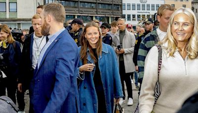 Ingrid de Noruega combina la gabardina vaquera que será tendencia en otoño con un bolso 'vintage' de su madre