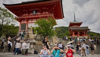 Multidões em templos e perseguição a gueixas: como o turismo em excesso tem causado problemas no Japão