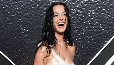 Katy Perry exhibe son underboob dans un look effiloché qui laisse peu de place à l'imagination