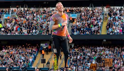 Coldplay : le chanteur Chris Martin prend en stop une fan qui peinait à marcher sur le chemin de leur concert