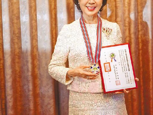 白嘉莉獲文藝獎 讚張大千會看相 - 娛樂新聞