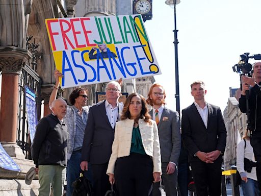 Julian Assange wins right to fresh appeal in extradition battle with the US