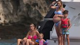 Sergio Busquets y Jordi Alba disfrutan de las aguas de Ibiza junto a sus familias a bordo de un espectacular yate