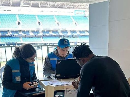 Agência da ONU para refugiados atua na Arena do Grêmio para auxiliar vítimas da enchente