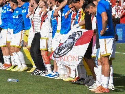 Los jugadores del Rayo, a favor de la afición: posan con la bandera por la inmovilidad del Estadio de Vallecas