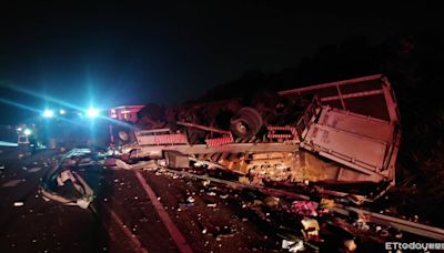 國3沙鹿段南下聯結車自撞！輪胎朝天躺路中 零件噴滿地