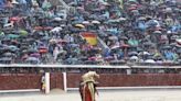 Otra espesa corrida, ahora bajo la lluvia, mantiene la feria de San Isidro bajo mínimos