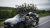 Tour de France : dans les coulisses du ballet de voitures autour du peloton