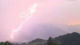 Météo : les images des orages explosifs dans l’est de la France, un mort en Isère