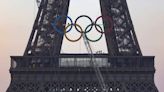 Olympische Ringe am Eiffelturm angebracht