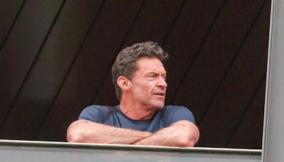 Hugh Jackman está no Brasil para divulgar 'Deadpool & Wolverine' e aparece em varanda de hotel no Rio