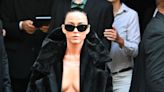 Katy Perry apparaît topless au défilé Balenciaga
