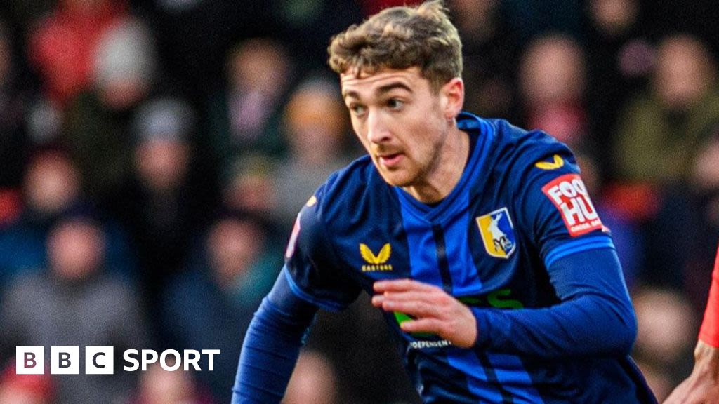 Lewis Brunt: Wrexham sign Leicester City defender