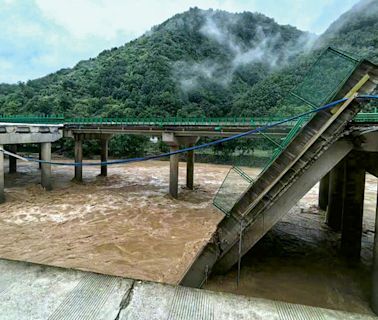 陝西塌橋 25車墜河12死 啓用不足6年 中央令速查原因責任