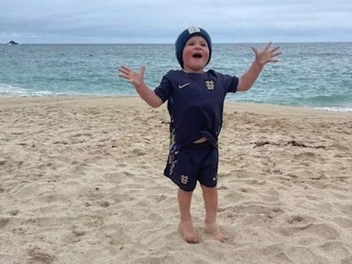 Toddler stuns Cornwall beachgoers with impromptu 'God Save the King' performance