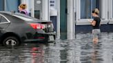 Continúan las labores de limpieza y rescate tras las inundaciones en el sur de Florida