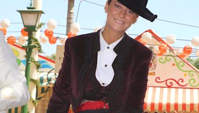 Victoria Federica arrasa en la Feria de Abril a caballo con un look goyesco de amazona icónico