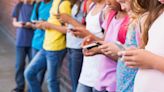 Los Ángeles evalúa prohibir el uso de celulares a los alumnos dentro de las escuelas