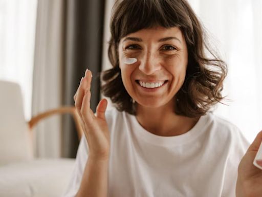 Así puedes preparar el tónico hidratante casero que regenera tu piel después de tomar el sol