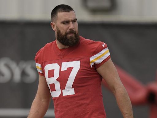 NFL | Travis Kelce sorprende con nuevo look en el campo de entrenamiento de los Kansas City Chiefs