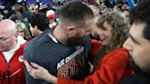 Con un beso, Taylor Swift y Travis Kelce celebraron el pase de los Chiefs al Super Bowl