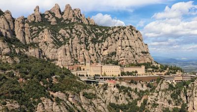 La virgen de Montserrat y su leyenda: una talla del siglo XII cobijada en un monasterio incrustado en la montaña