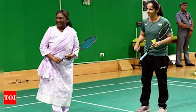 President Droupadi Murmu plays badminton with Saina Nehwal at Rashtrapati Bhavan | Badminton News - Times of India