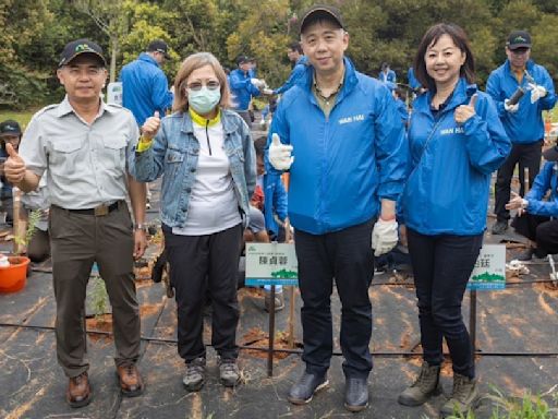 助台中「綠肺」固碳共生 ! 萬海攜手國家公園署於都會公園舉辦植樹活動