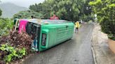 大埔碗窰路小巴溜前鏟上草堆後翻側 女乘客下車時跌倒受傷送院