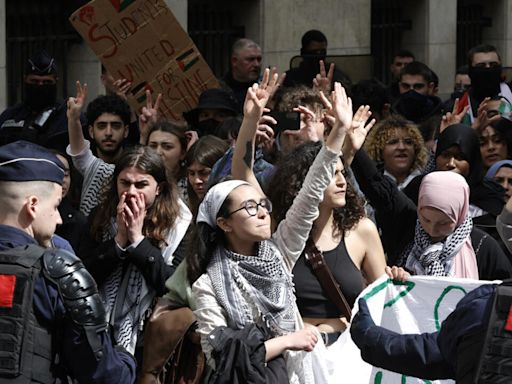 La policía interviene en la Sorbona de París para evacuar a estudiantes activistas propalestinos