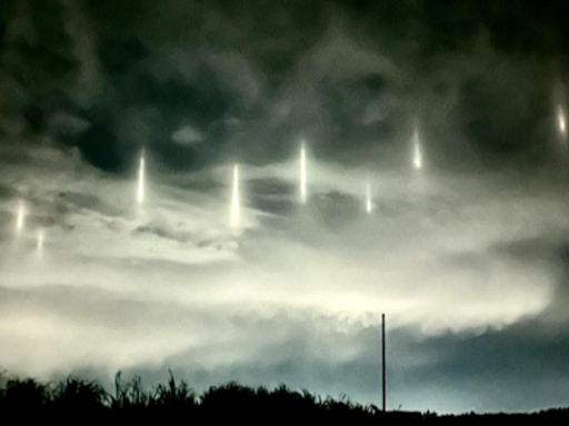日本夜空現多道「神秘光束」 千萬網友看傻：外星人入侵？