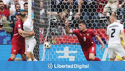 Jovic salva a Serbia en el último córner