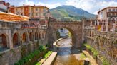 El pueblo de Cantabria conocido como la villa de los puentes y las torres que es uno de los más bonitos de España