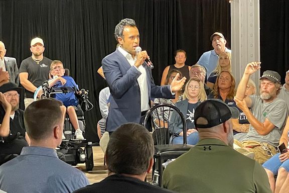 Vivek Ramaswamy hosts town hall in Springfield, Ohio, as residents share concerns about city's migrant influx