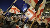 Miles de personas protestan en Georgia contra la controvertida ley de influencia extranjera